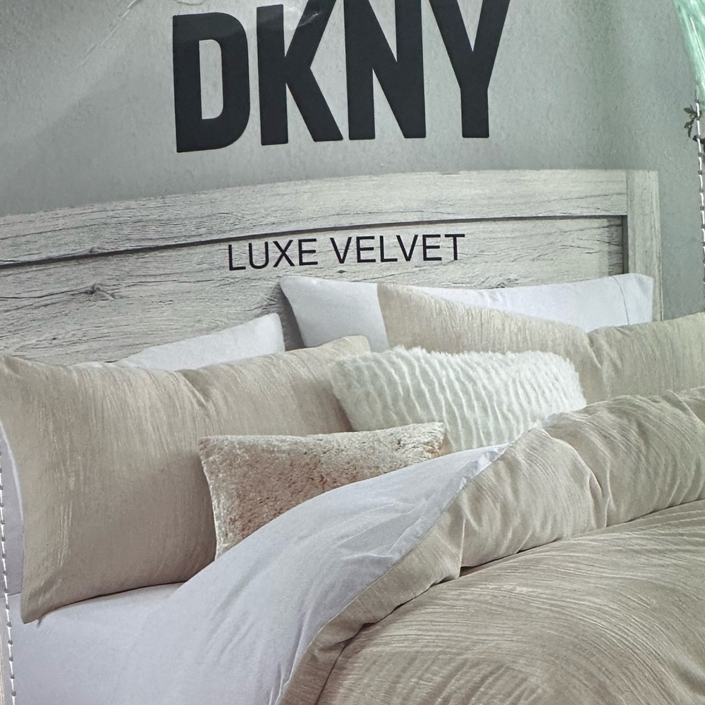 DKNY Luxury comforter set